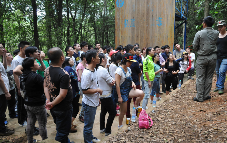 2014年8月16日天度集團組織部分員工進行團隊拓展，在最后環(huán)節(jié)的“畢業(yè)墻”活動中，大家收獲很大，體會到了團隊力量的偉大和團隊協(xié)作精神的重要性。