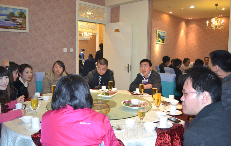 在2013年新年來臨之際，昆明天度網(wǎng)絡(luò)公司組織全體員工聚餐和溫莎K歌。在2012年里，天度順利完成了集團整合和辦公室擴充搬遷，并獲得了客戶和業(yè)界的廣泛認可；在新的一年里，天度人將把握機遇、再接再礪，努力完善售后服務(wù)和強化服務(wù)品質(zhì)，力爭在2013年內(nèi)客戶總數(shù)突破5000家，為打造云南網(wǎng)絡(luò)營銷而努力。