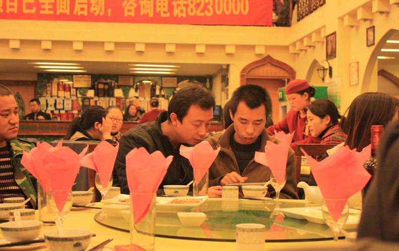 2010年12日1日，公司為行政部陸經(jīng)理在內(nèi)的同事舉辦了生日聚餐和K歌等活動(dòng)，天度一直堅(jiān)持每位員工舉行生日祝?；顒?dòng)，同時(shí)公司每月舉行活動(dòng)、各部門(mén)每周組織活動(dòng)，就像一個(gè)大家庭，我們倡導(dǎo)快樂(lè)生活、快樂(lè)工作的模式，讓每位天度人都能感受到家的溫暖
