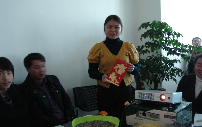 天度網絡公司總經理辦公室表示，2008年進行的員工紅利股機制激發(fā)了員工積極性和主人翁意識，對天度的發(fā)展是有著重大意義，所以2009年公司將加大紅利股的派發(fā)范圍和總額度，在2009年天度將拿出近一成的公司總利潤用于員工分紅，其金額在6位數以上。 客戶贏、員工贏、公司贏的互贏局面一直是天度的目標，我們將繼續(xù)堅持原則、堅守承諾，為客戶、為員工、為股東創(chuàng)造更多價值。