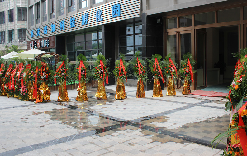 重慶天度網(wǎng)絡(luò)信息技術(shù)有限公司于2015年7月10日盛大開業(yè)，同日，云南天度集團(tuán)與重慶仙桃數(shù)據(jù)谷正式簽訂《投資協(xié)議》，天度將投資在重慶市渝北區(qū)建立200-300人的技術(shù)研發(fā)基地，公司位于重慶市渝北區(qū)黃龍路28號朗俊中心3棟5樓（整層），服務(wù)熱線：023-6796 7888