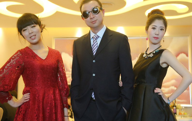 盛裝出席的天度人，連平時(shí)內(nèi)向的女程序猿也換上禮服、踩上了高跟鞋