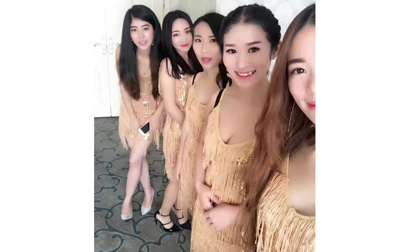 平時素顏朝天的技術部妹紙們，甩掉厚厚的眼鏡、帶上美瞳隱形、踩上8厘米高跟鞋，你還相信她們是天度的程序猿和設計師么