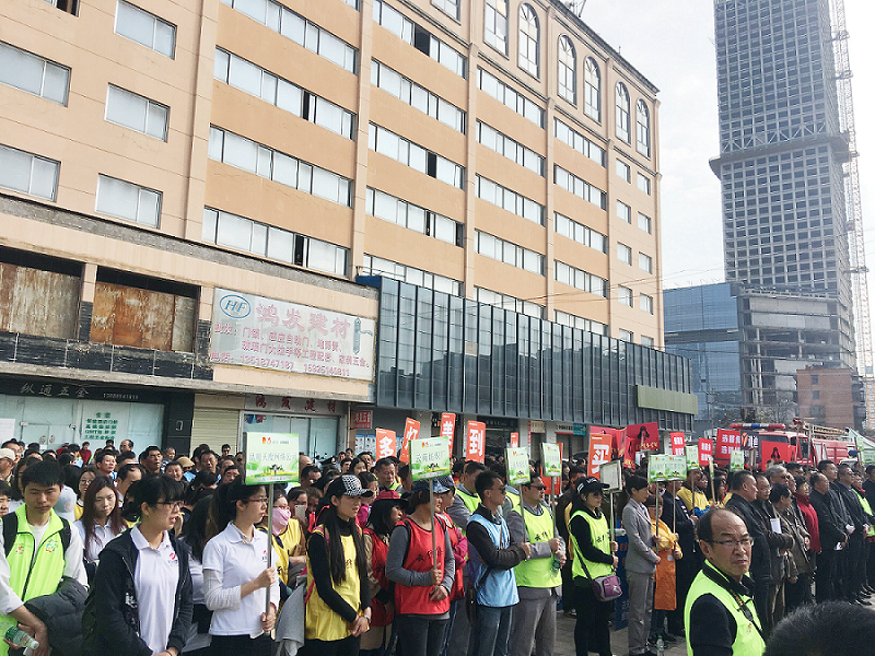 2017年3月5日，是我國第54個學(xué)雷鋒紀(jì)念日。3月份的春天萬物復(fù)蘇，百花齊放。陽光透過淡薄的云層照耀著大地，它的萬道金光愉快地普照著萬物。春風(fēng)拂面,是那么清柔,那么親切,就像是雷鋒的精神一直溫暖著、鼓舞著我們!