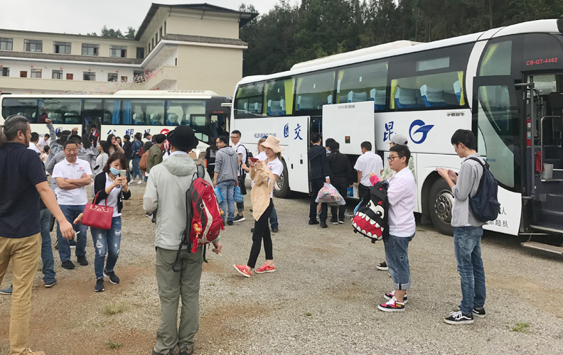 效率高、出色、快捷——是天度人一貫的作風(fēng)。在過去的工作中，前端組和設(shè)計(jì)組犧牲了周末休息的時(shí)間加班；程序的小伙伴夜以繼日溝通需求；商務(wù)部的精英不斷拓展新客戶。在全體天度人的努力拼搏下，8月業(yè)績(jī)突出！領(lǐng)導(dǎo)層商議決定9月前往龍潤(rùn)大龍?zhí)缎蓍e生態(tài)園進(jìn)行休閑度假活動(dòng)。一下車，清爽的微風(fēng)拂面而來(lái)，小伙伴們精神抖擻，向活動(dòng)場(chǎng)地出發(fā)
