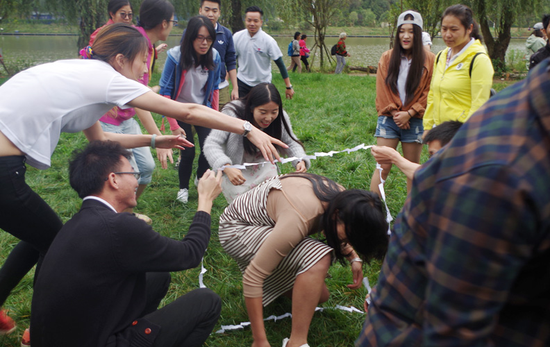 接下來(lái)，鍛煉團(tuán)體攜手合作的小活動(dòng)：傳送門跨越、蒙眼繞開障礙物、跨越橫線等游戲，在現(xiàn)場(chǎng)老師的帶領(lǐng)下徐徐展開。
