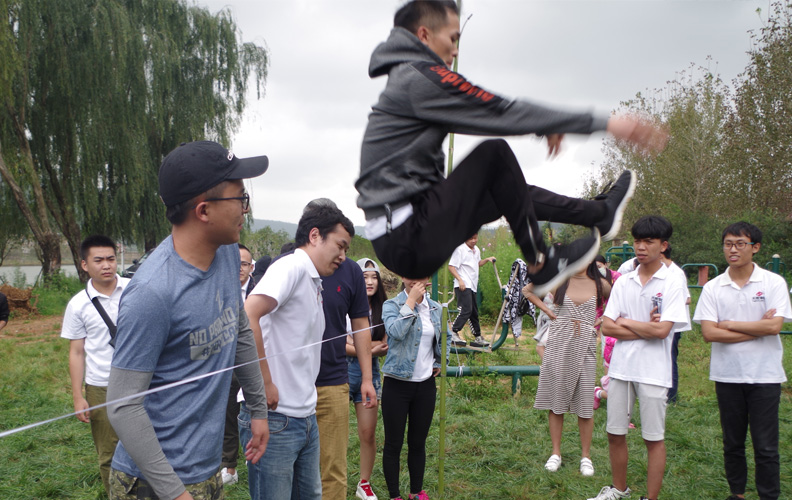 四個(gè)小隊(duì)依次完成跨越橫線，每個(gè)小伙伴臉上洋溢著愉悅的笑容！此時(shí)此刻結(jié)果如何并不重要，重要的是在游戲中我們收獲了親密無(wú)間的高度默契和隊(duì)友間無(wú)條件的信任！