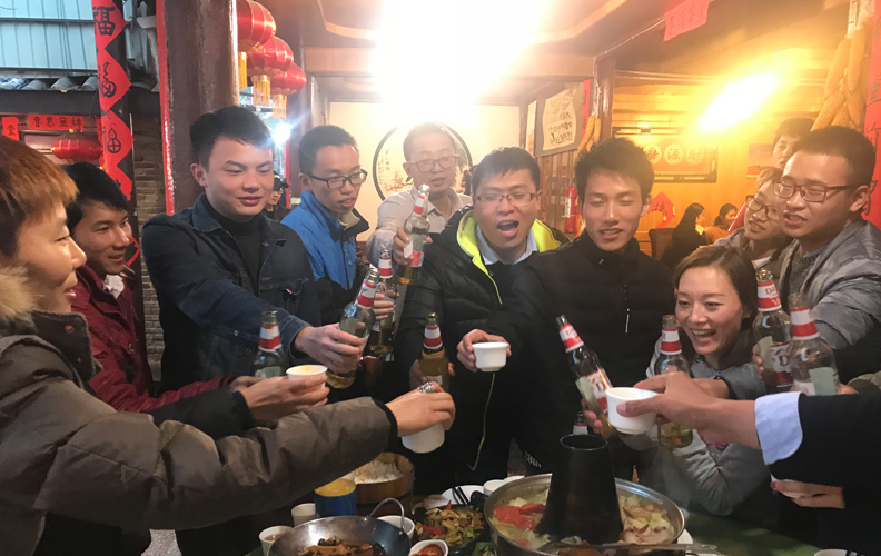 這是釋下重負(fù)之后的輕松，是擺脫一切羈絆后的自在。