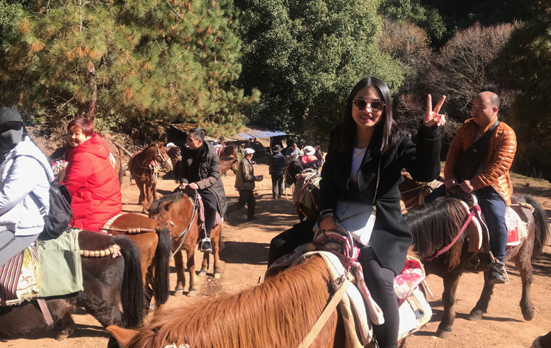 吃罷中午飯就是中外的茶馬古道—騎馬之旅！