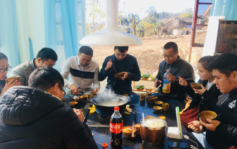 拍照留影后品嘗麗江特色土雞火塘火鍋，火塘正中翻滾中濃厚、香醇的雞湯，外圍是玉米、土豆等粗糧燒烤，一溫、一熱，相得益彰！
