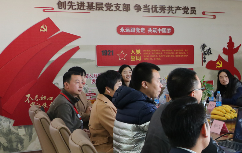 天度從黨支部成立之日起，集團(tuán)就一直積極動員、支持和幫助流動黨員亮明身份，接轉(zhuǎn)組織關(guān)系。2017年，隨著黨員人數(shù)的增加，集團(tuán)專門擴(kuò)展了76平米的黨員活動中心，并進(jìn)一步規(guī)范了黨員組織生活會、民主評議黨員等制度，通過發(fā)揮黨的組織優(yōu)勢和政治優(yōu)勢，做好深入細(xì)致的思想政治工作和群眾工作，揚(yáng)黨建之長，增強(qiáng)天度的競爭力和發(fā)展后勁。