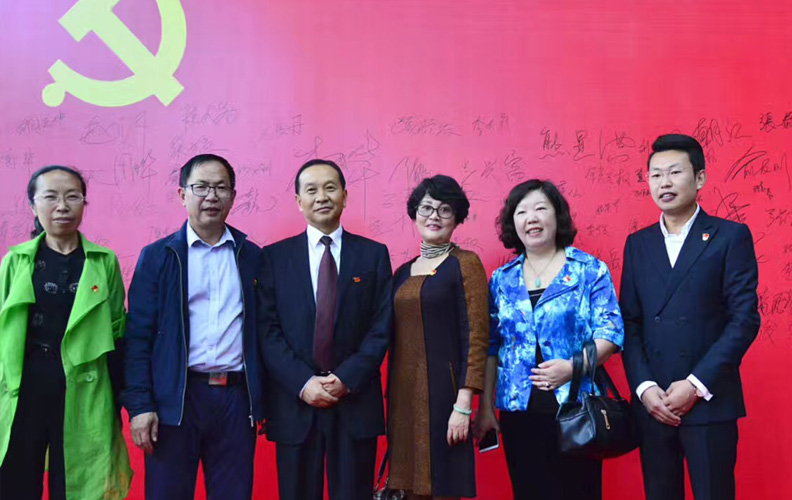通過在“七一”建黨日期間組織以“深入學(xué)習(xí)貫徹習(xí)近平總書記系列講話精神”為主題的黨課并開展座談討論，促進(jìn)了黨員思想素質(zhì)和道德修養(yǎng)的發(fā)展，提高了黨員的黨性認(rèn)識、責(zé)任意識、表率意識，從而使黨員更加自覺接受群眾監(jiān)督，在學(xué)中做，在做中學(xué)，理論聯(lián)系實(shí)際。