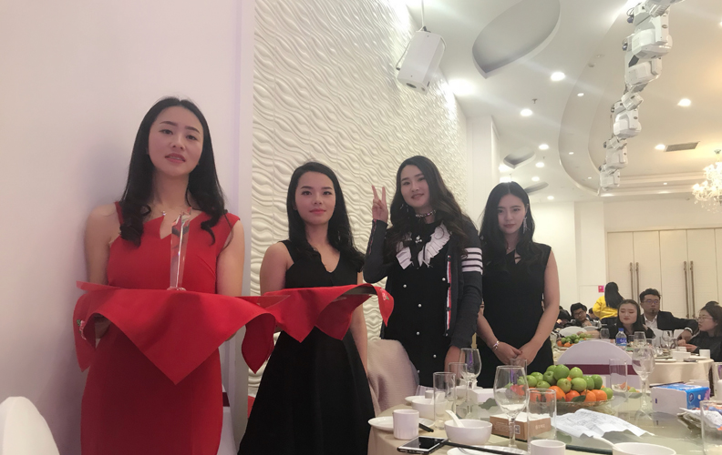 年會現(xiàn)場的司儀們也由集團(tuán)內(nèi)部選出，換上禮服之后，個個神態(tài)從容不迫，舉止文雅大方。