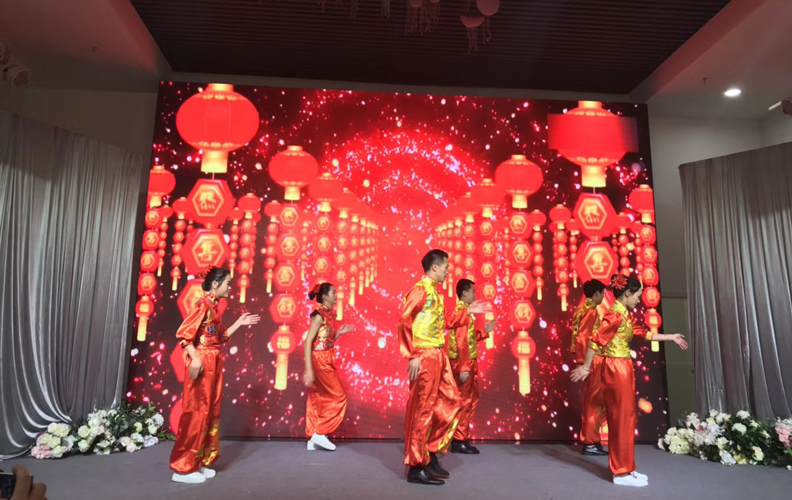 接下來由集團(tuán)內(nèi)部員工為天度家人們呈現(xiàn)各類精彩紛呈的表演，這也是天度的小伙伴們在工作之余，抽時間排練的成果。