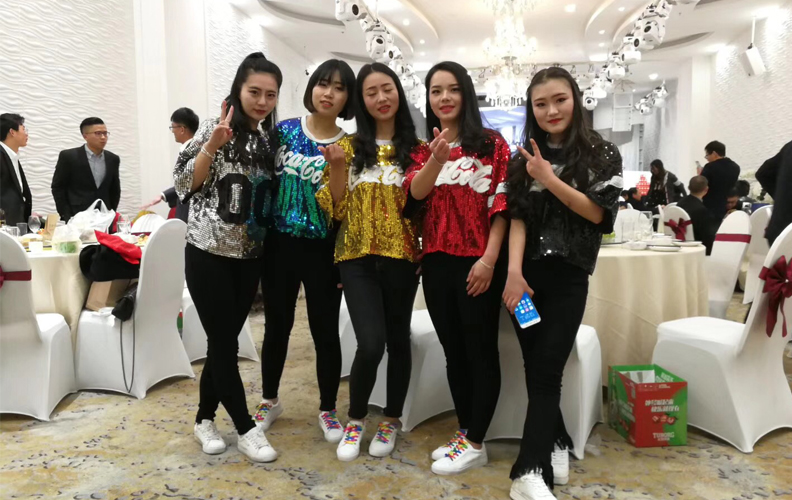 至此年會結(jié)束，為2017畫上了一個句號。2018年，未來，天度集團(tuán)還將繼續(xù)保持對互聯(lián)網(wǎng)行業(yè)的熱愛以及專業(yè)，不斷自我進(jìn)化，持續(xù)前進(jìn)，努力成為、的互聯(lián)網(wǎng)公司，所有天度人將依然并肩同行，燃燒天度人的熱情！