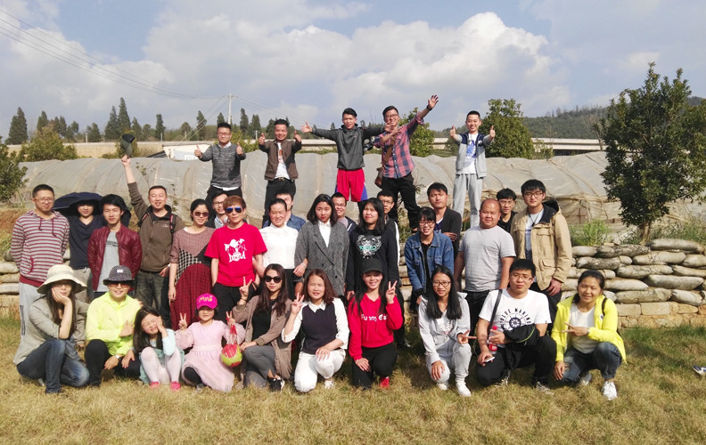 為了豐富員工的業(yè)余生活，活躍公司的文化氛圍，同時增強公司團隊之間的凝聚力，云南天度科技股份有限公司在2018年3月24日周六，組織部分員工及家屬前往沙朗農(nóng)家樂燒烤活動。