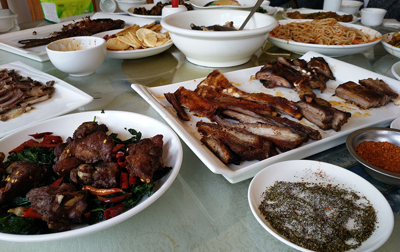 上午11點整，小伙伴們準(zhǔn)時到達目的地。隨著菜肴入席，整個現(xiàn)場頓時沸騰起來。