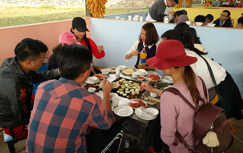 燒烤伴著啤酒，歡聲笑語隨著縷縷炊煙縈繞在空中，吃著自己親手烤制出的美食，暢聊著自己在工作和生活中遇到的各種趣事，其樂融融！整個活動氣氛非常熱烈